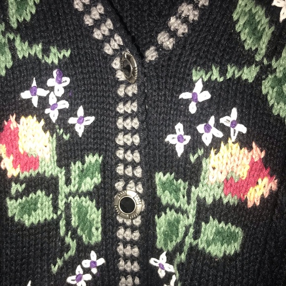 Portraits By Northen Isles Sweater Size medium - Picture 3 of 8